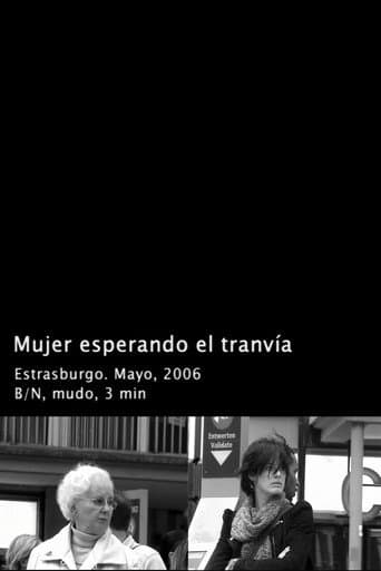 Mujer esperando al tranvía poster